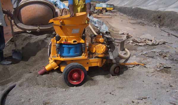 Wet dry concrete spraying machine